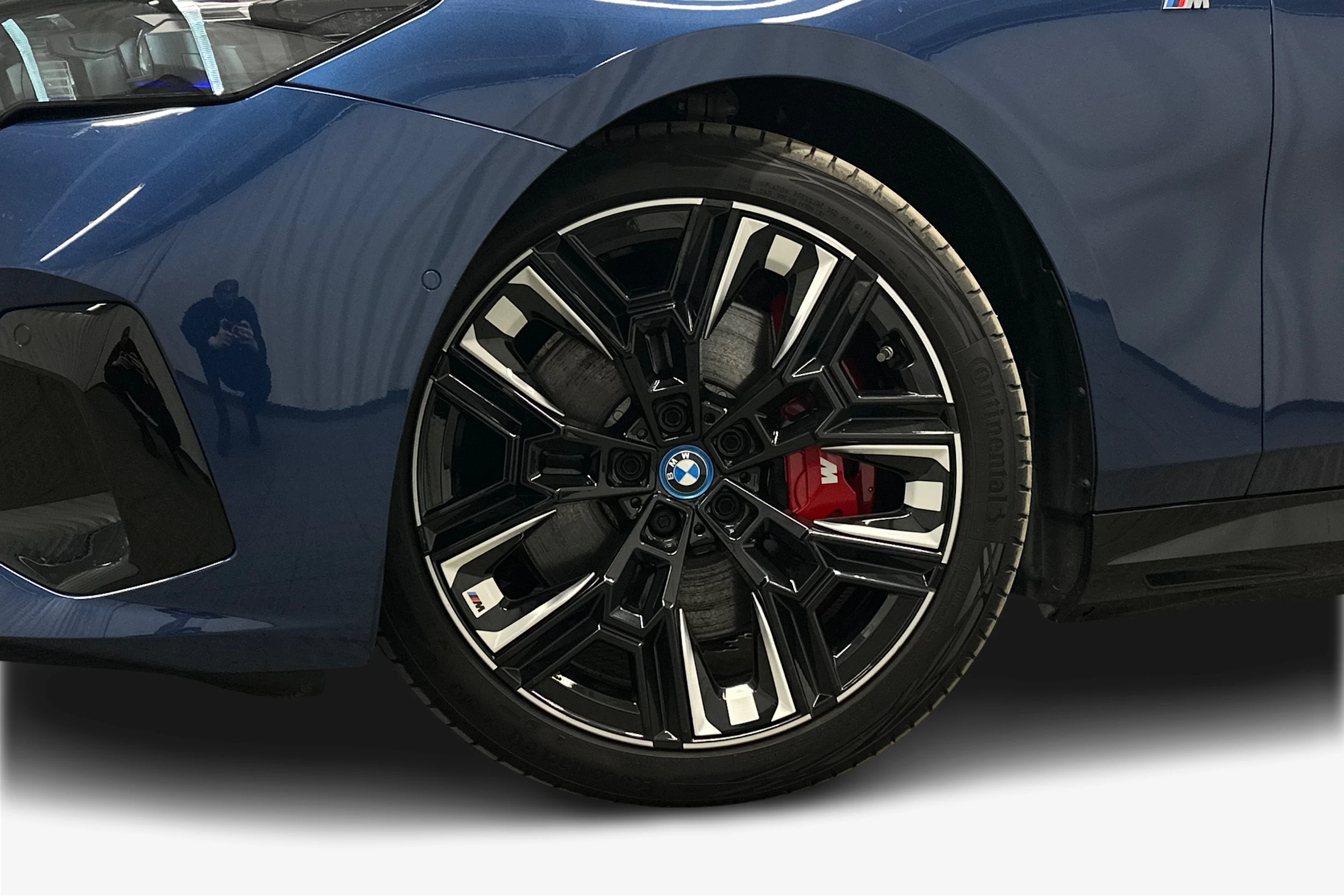 sininen BMW i5 2023 kuva 12.