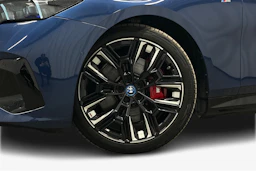 sininen BMW i5 2023 kuva 12.