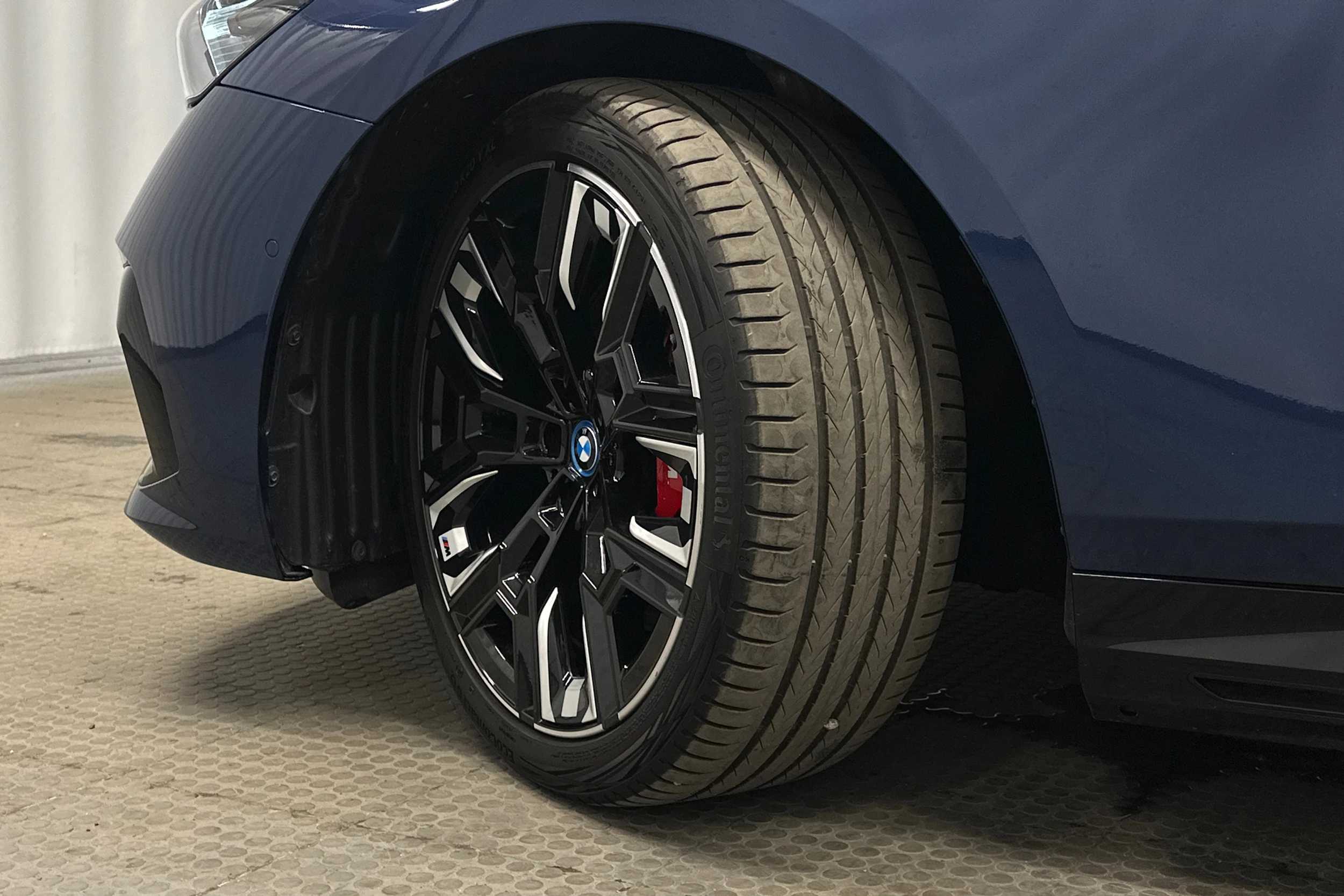 sininen BMW i5 2023 kuva 13.