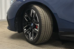 sininen BMW i5 2023 kuva 13.