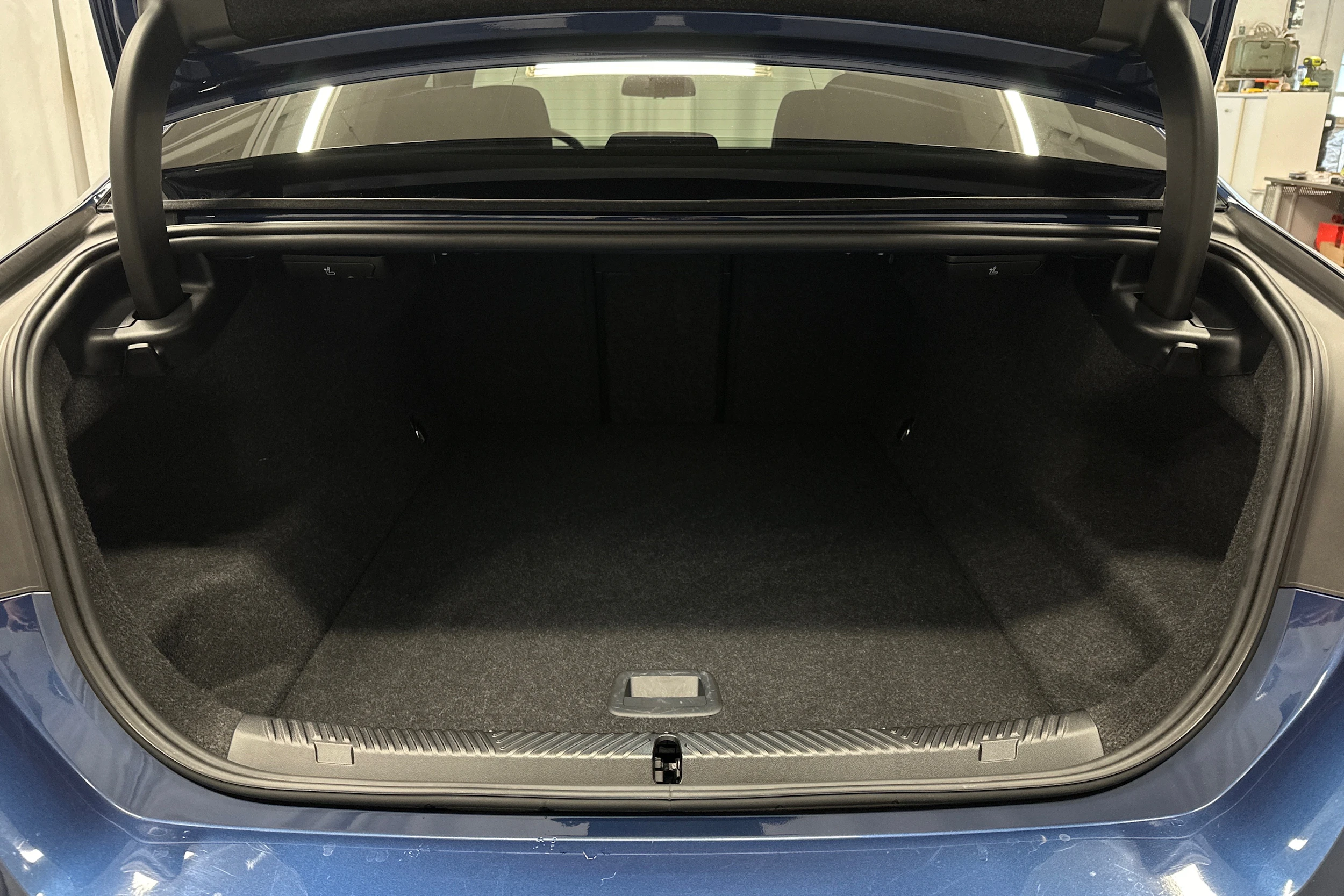 sininen BMW i5 2023 kuva 15.