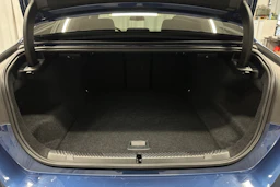 sininen BMW i5 2023 kuva 15.