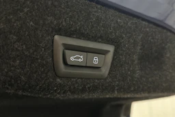 sininen BMW i5 2023 kuva 16.