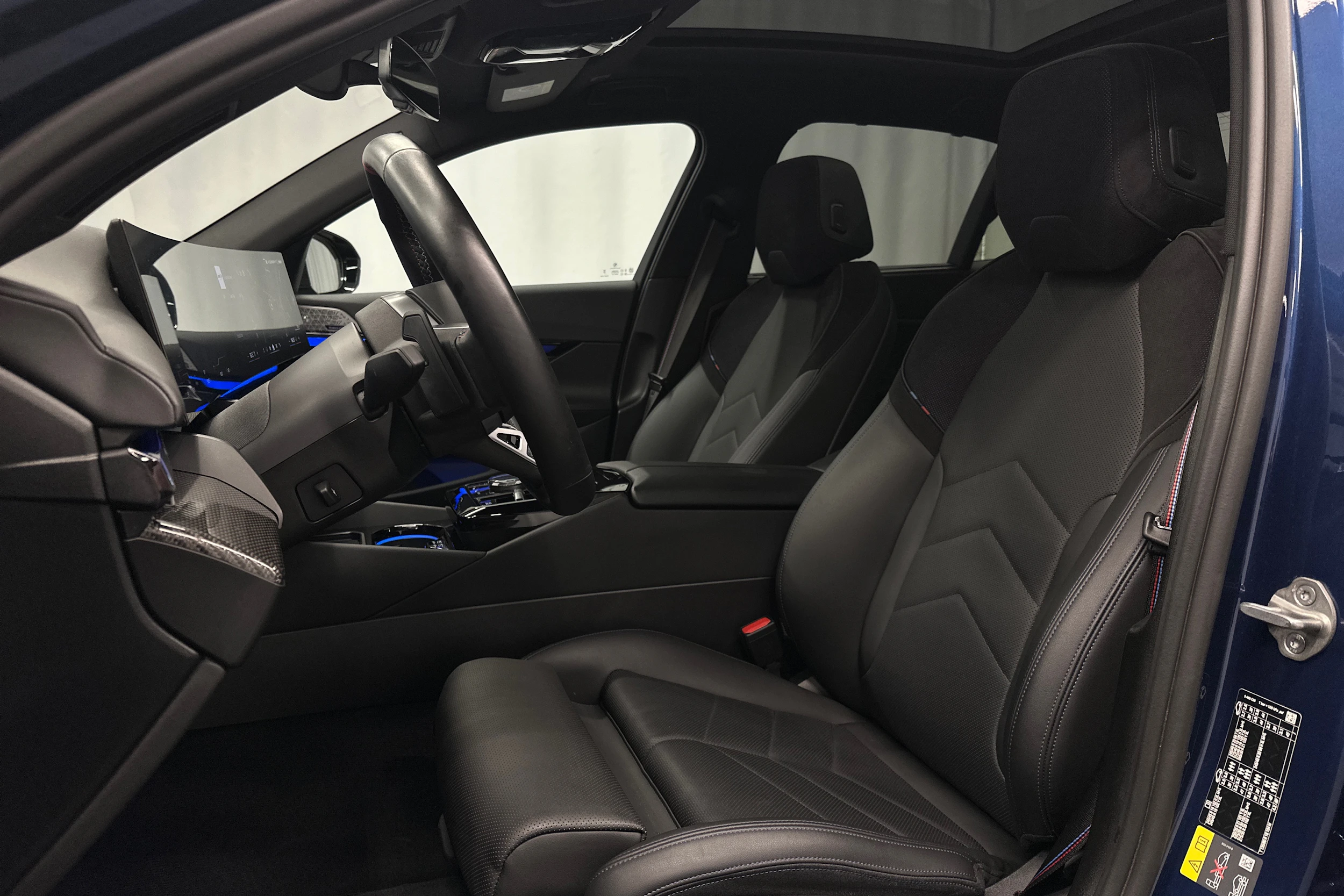 sininen BMW i5 2023 kuva 18.