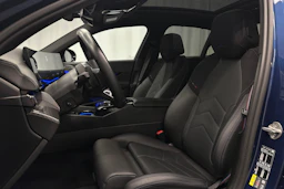 sininen BMW i5 2023 kuva 18.