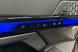 sininen BMW i5 2023 kuva 20.