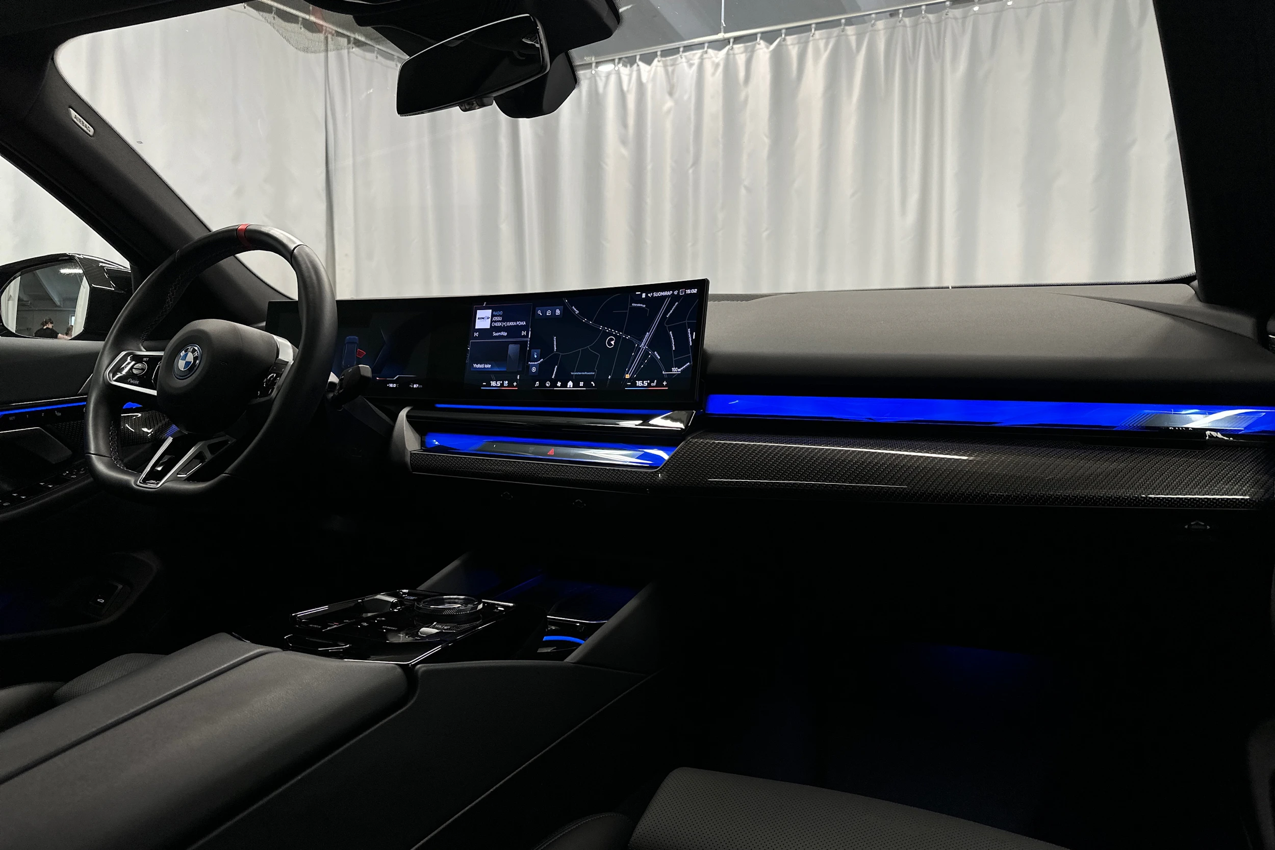 sininen BMW i5 2023 kuva 22.