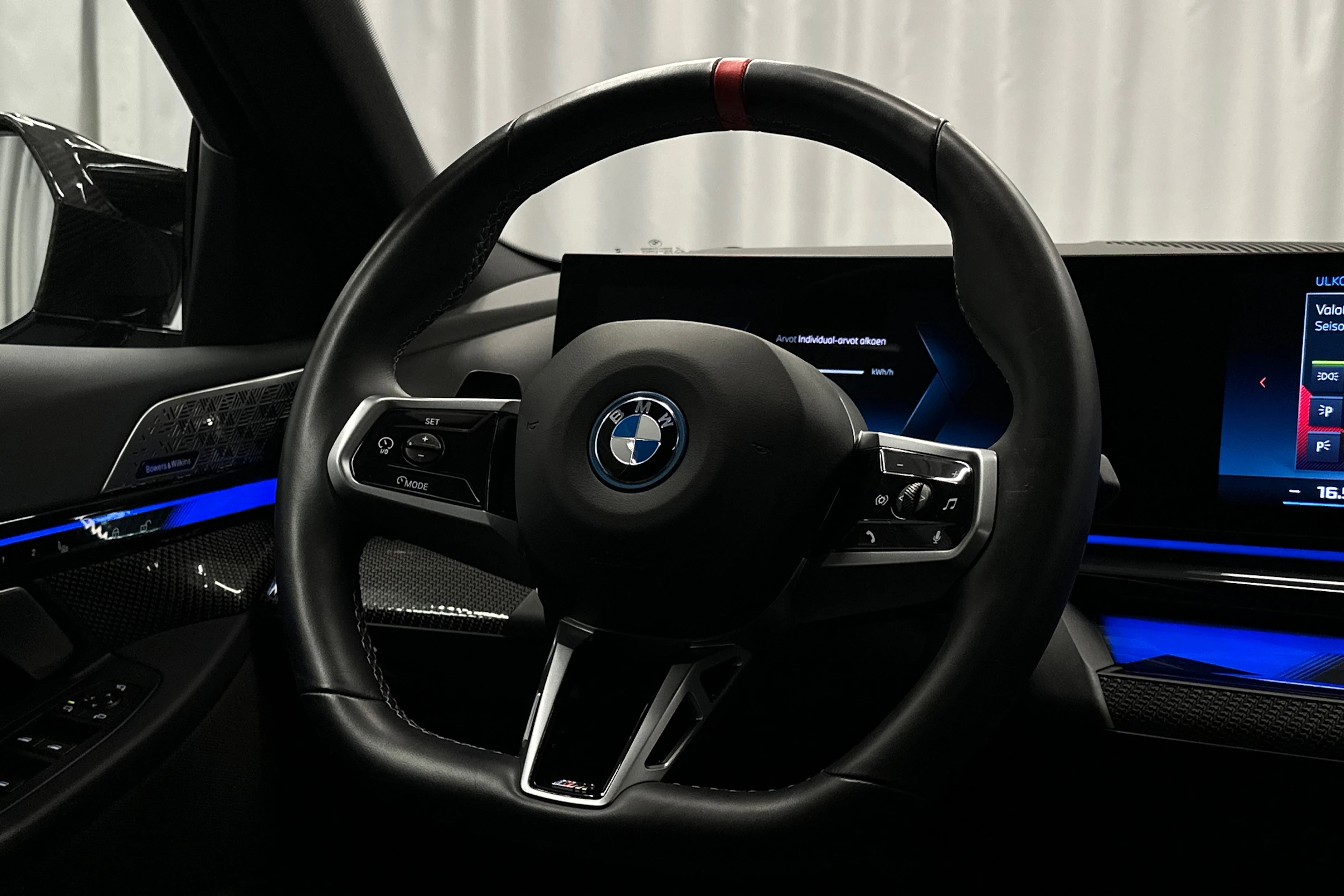 sininen BMW i5 2023 kuva 23.