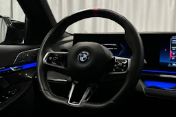 sininen BMW i5 2023 kuva 23.