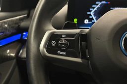 sininen BMW i5 2023 kuva 24.