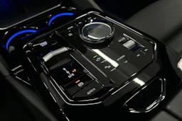 sininen BMW i5 2023 kuva 37.