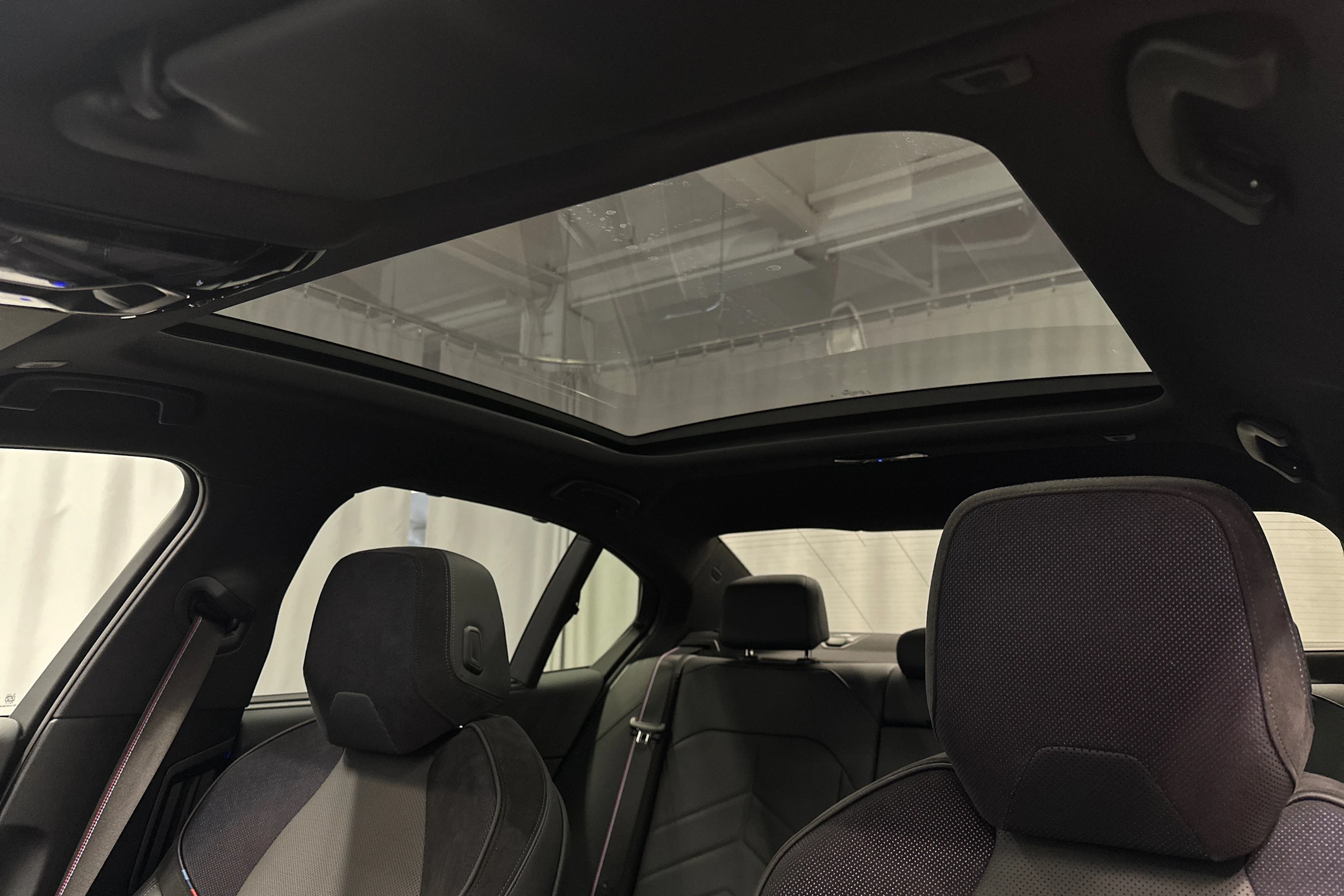 sininen BMW i5 2023 kuva 39.