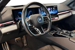 harmaa BMW i5 2024 kuva 6.