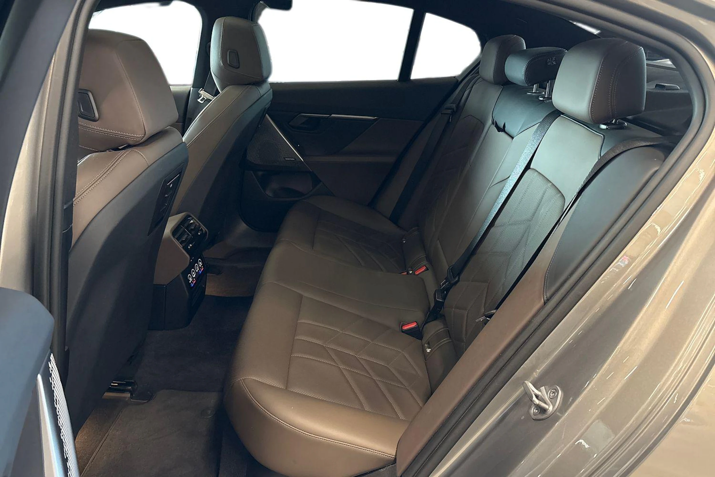 harmaa BMW i5 2024 kuva 8.