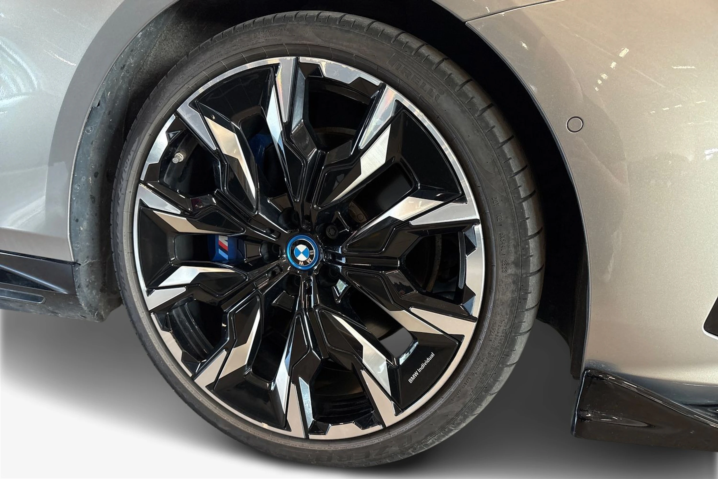 harmaa BMW i5 2024 kuva 9.