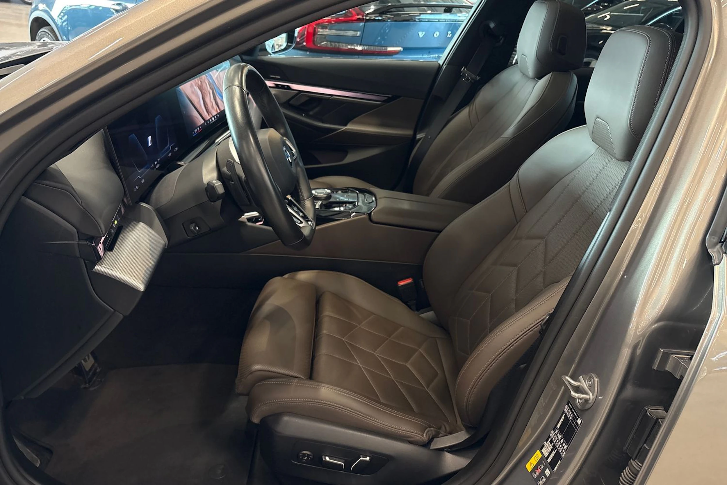harmaa BMW i5 2024 kuva 11.