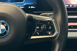 harmaa BMW i5 2024 kuva 16.