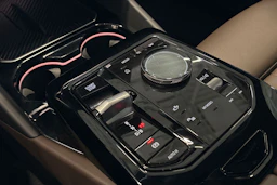 harmaa BMW i5 2024 kuva 28.