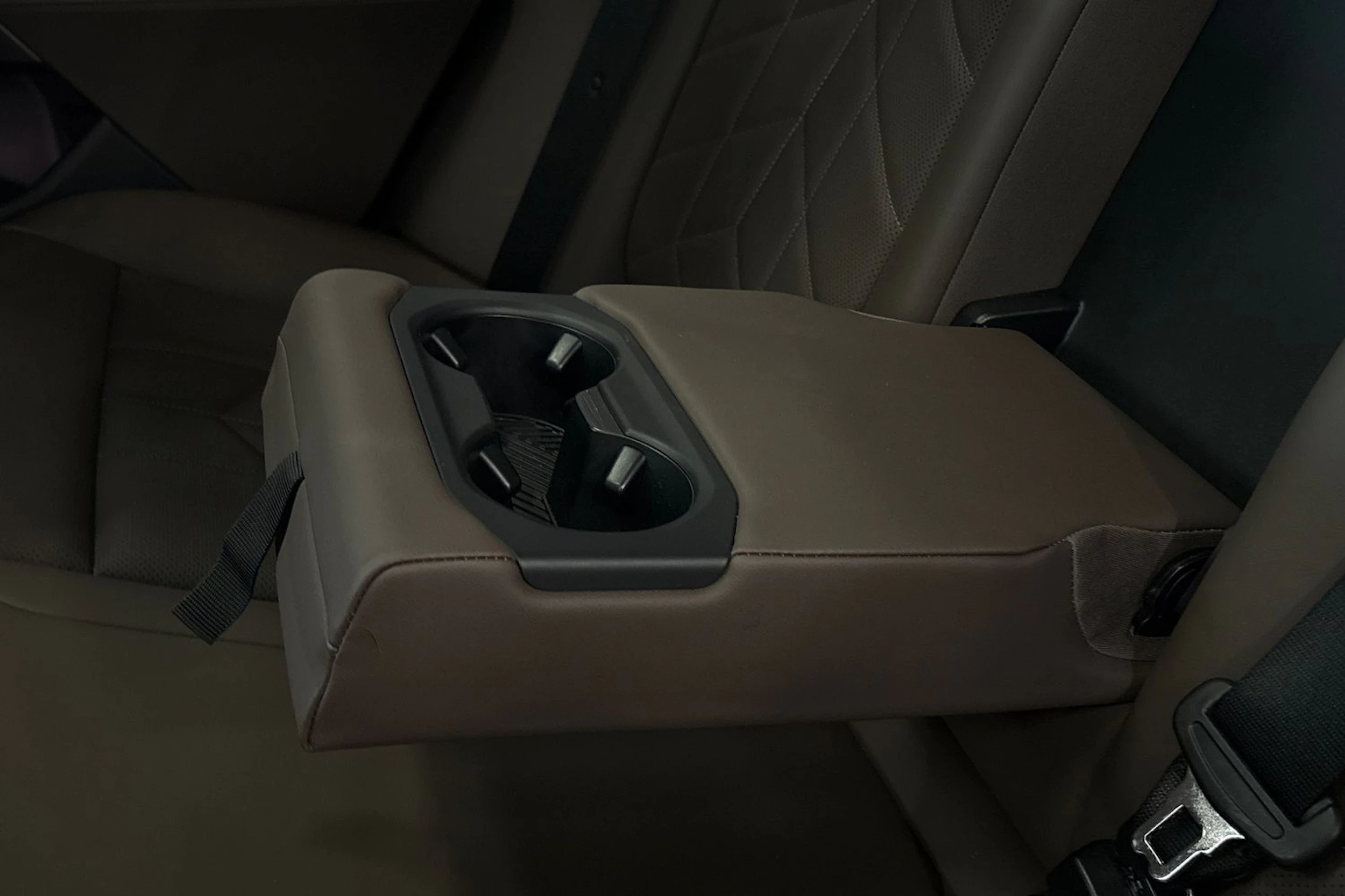 harmaa BMW i5 2024 kuva 33.