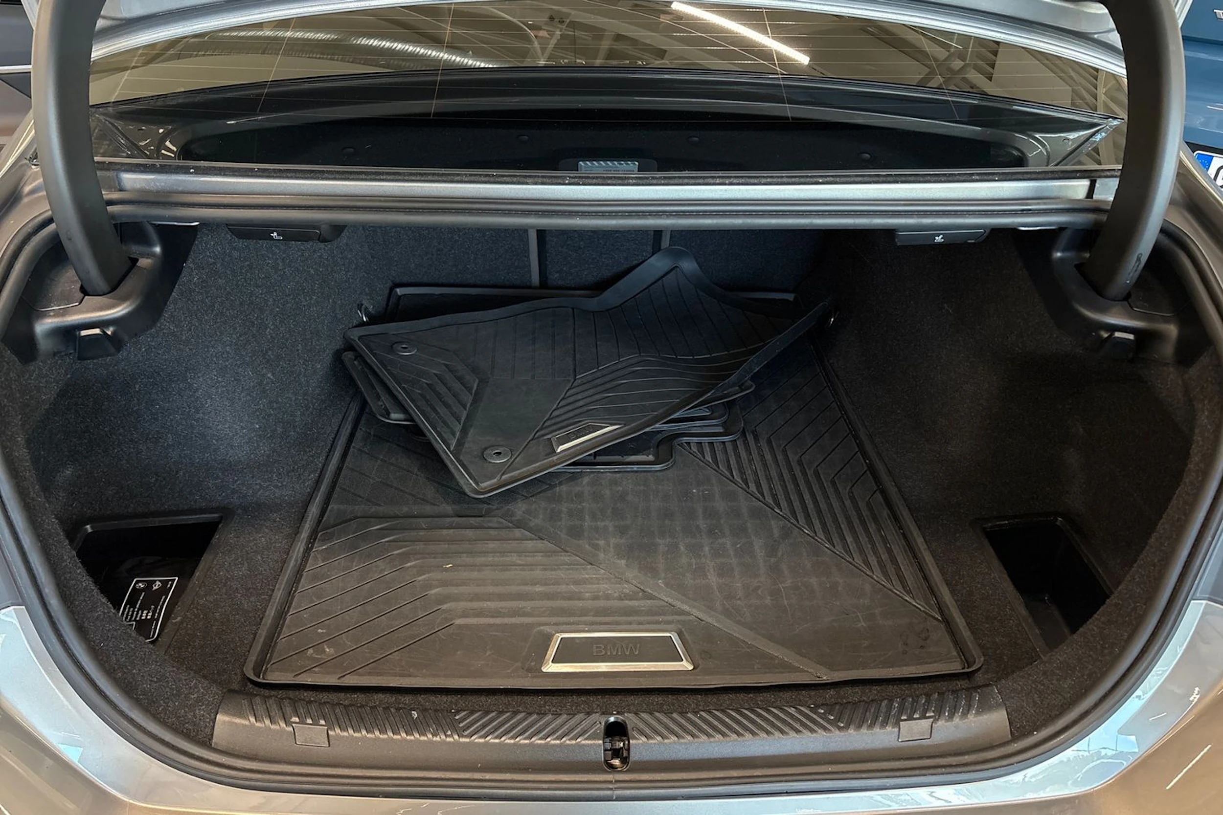 harmaa BMW i5 2024 kuva 34.