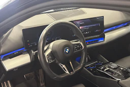 musta BMW i5 2024 kuva 3.
