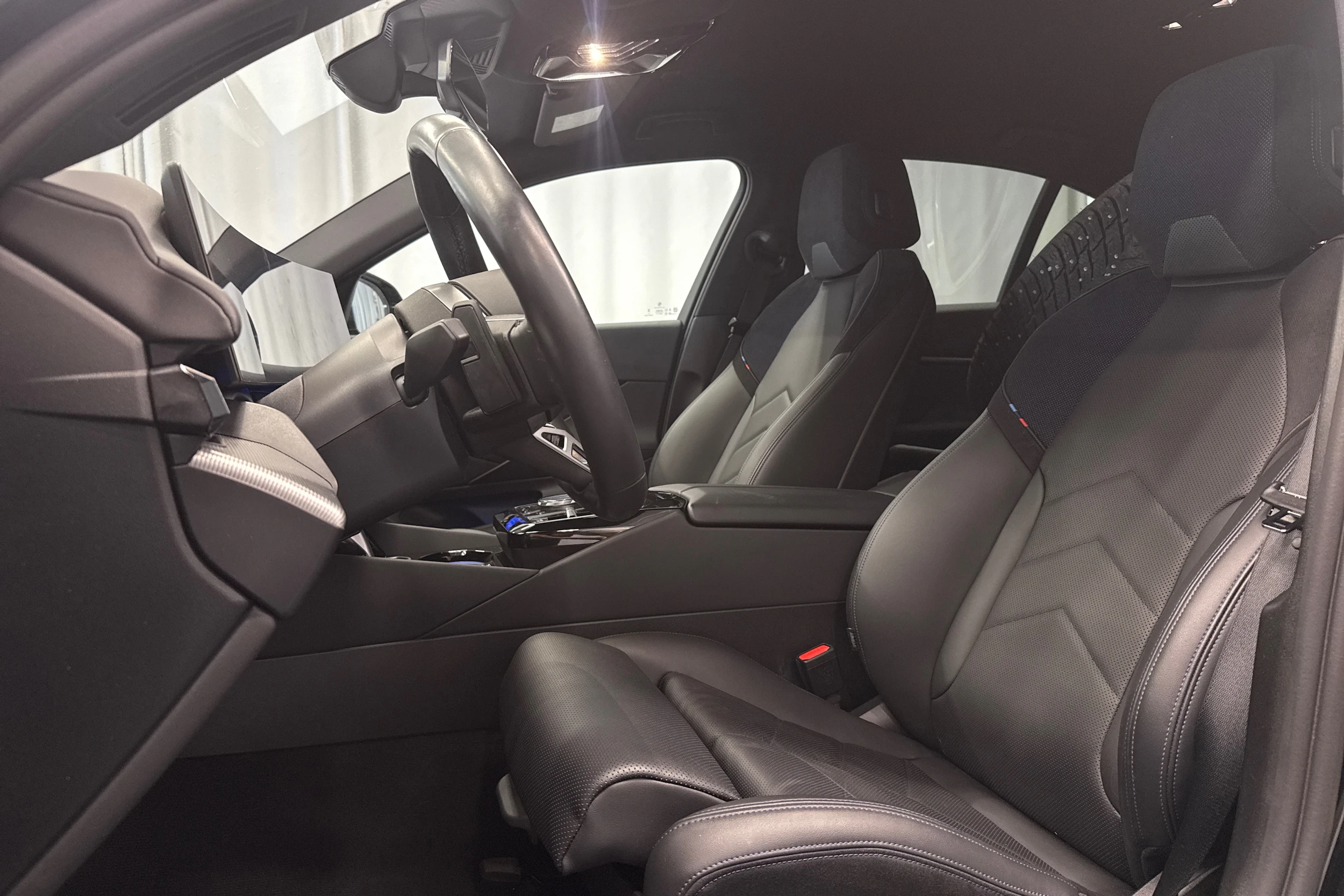 musta BMW i5 2024 kuva 4.