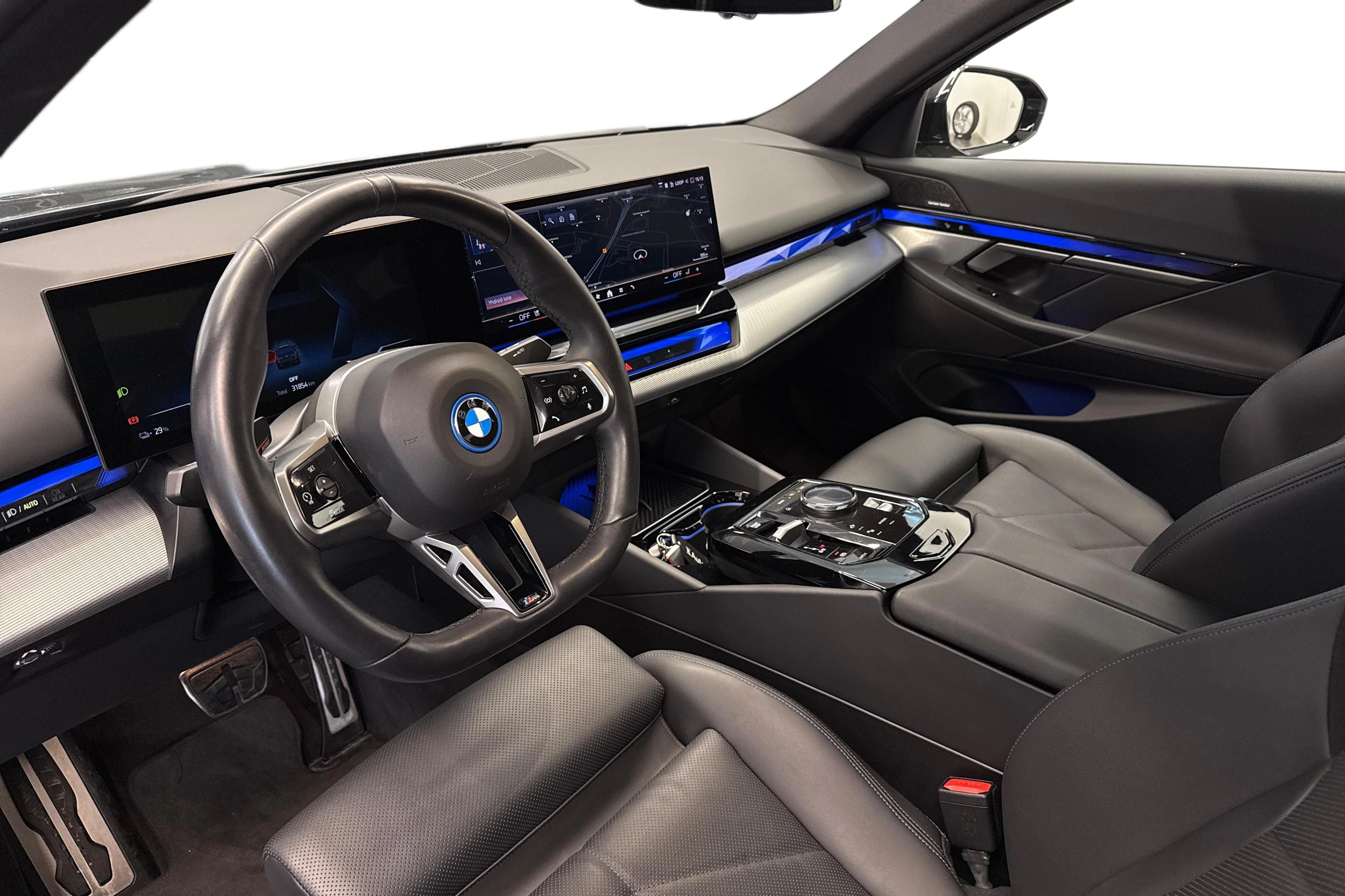 musta BMW i5 2024 kuva 6.