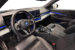 musta BMW i5 2024 kuva 6.