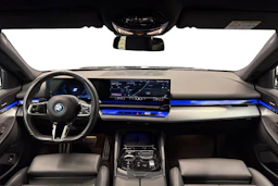 musta BMW i5 2024 kuva 7.