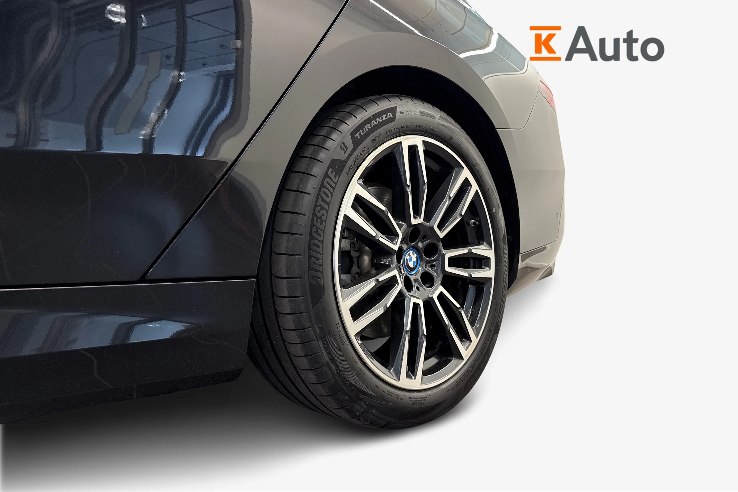 musta BMW i5 2024 kuva 9.