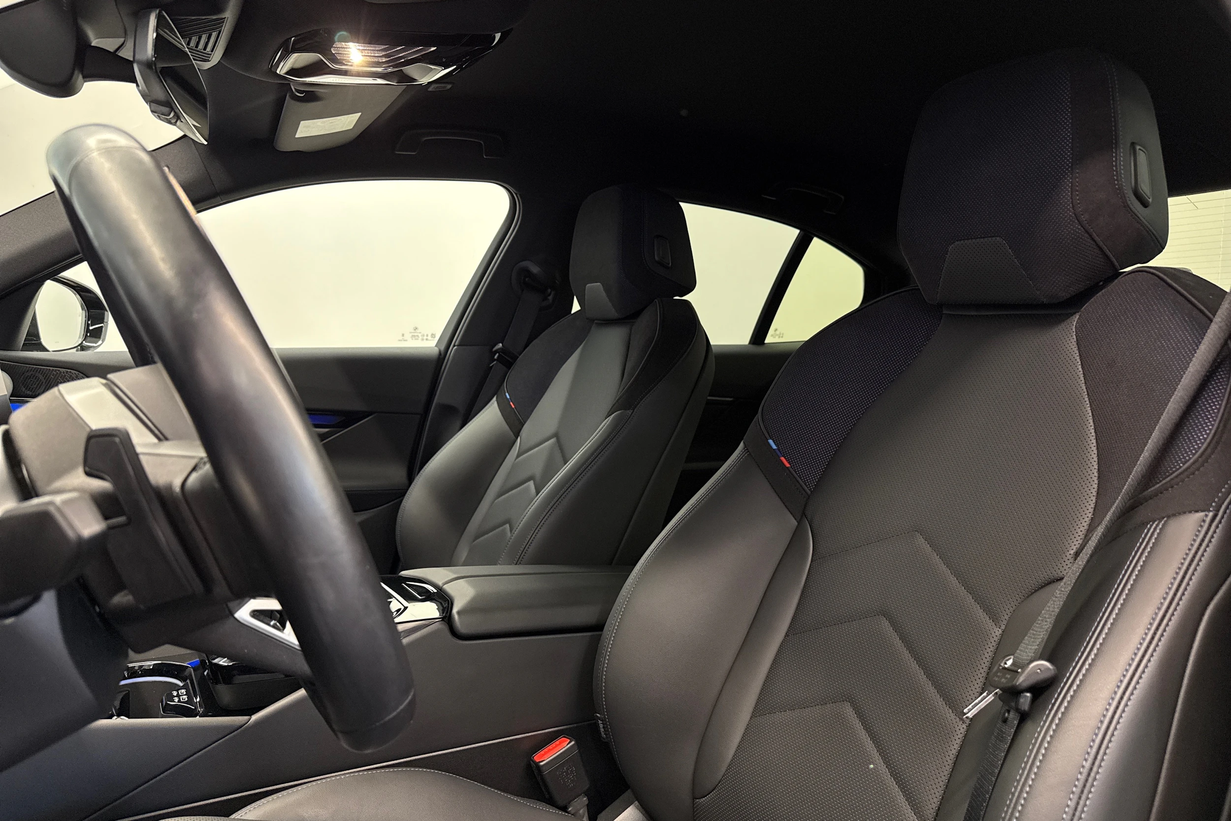 musta BMW i5 2024 kuva 12.