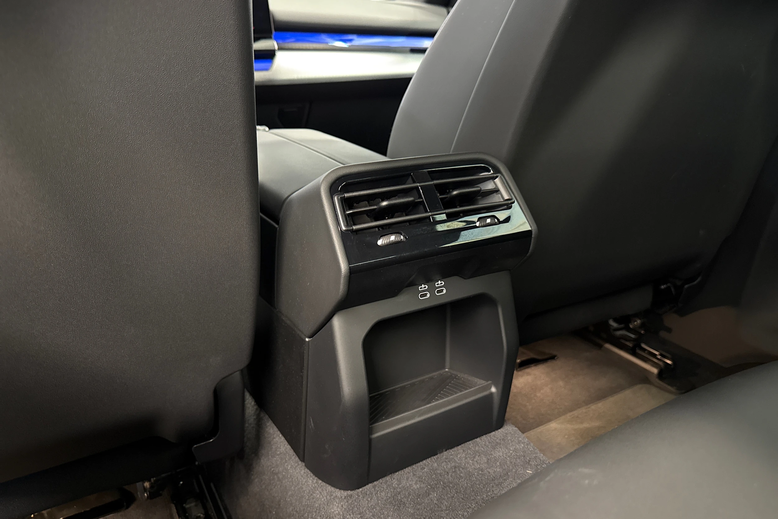 musta BMW i5 2024 kuva 14.