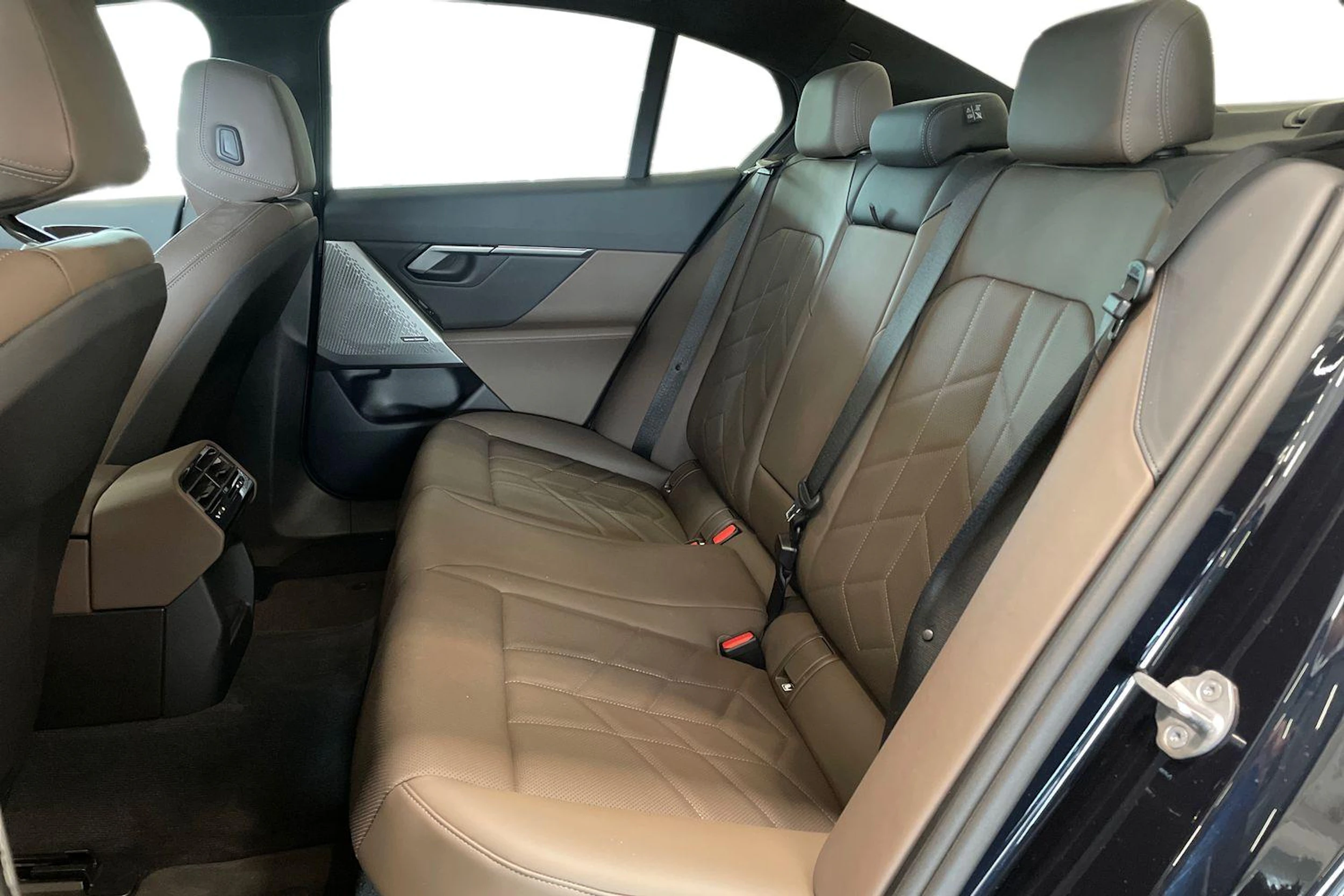 met. musta BMW i5 2024 kuva 8.