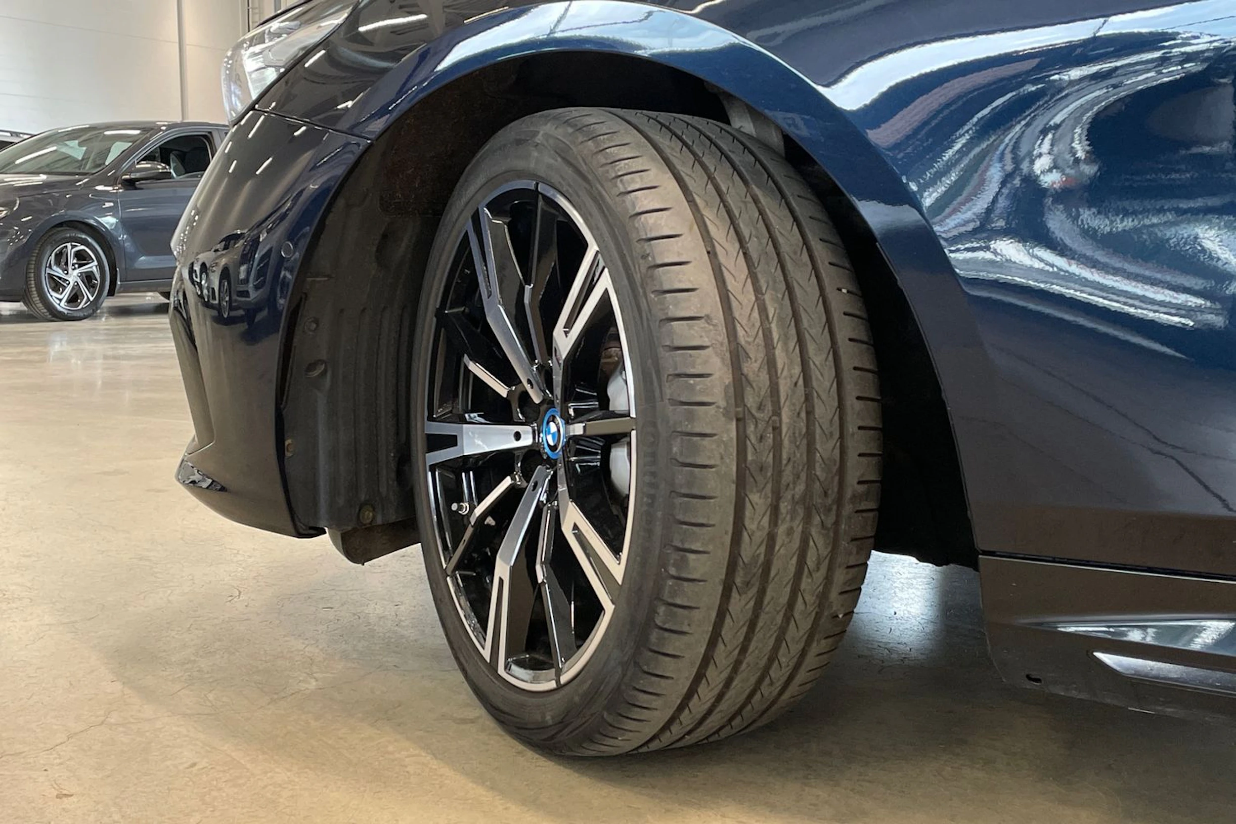 met. musta BMW i5 2024 kuva 10.