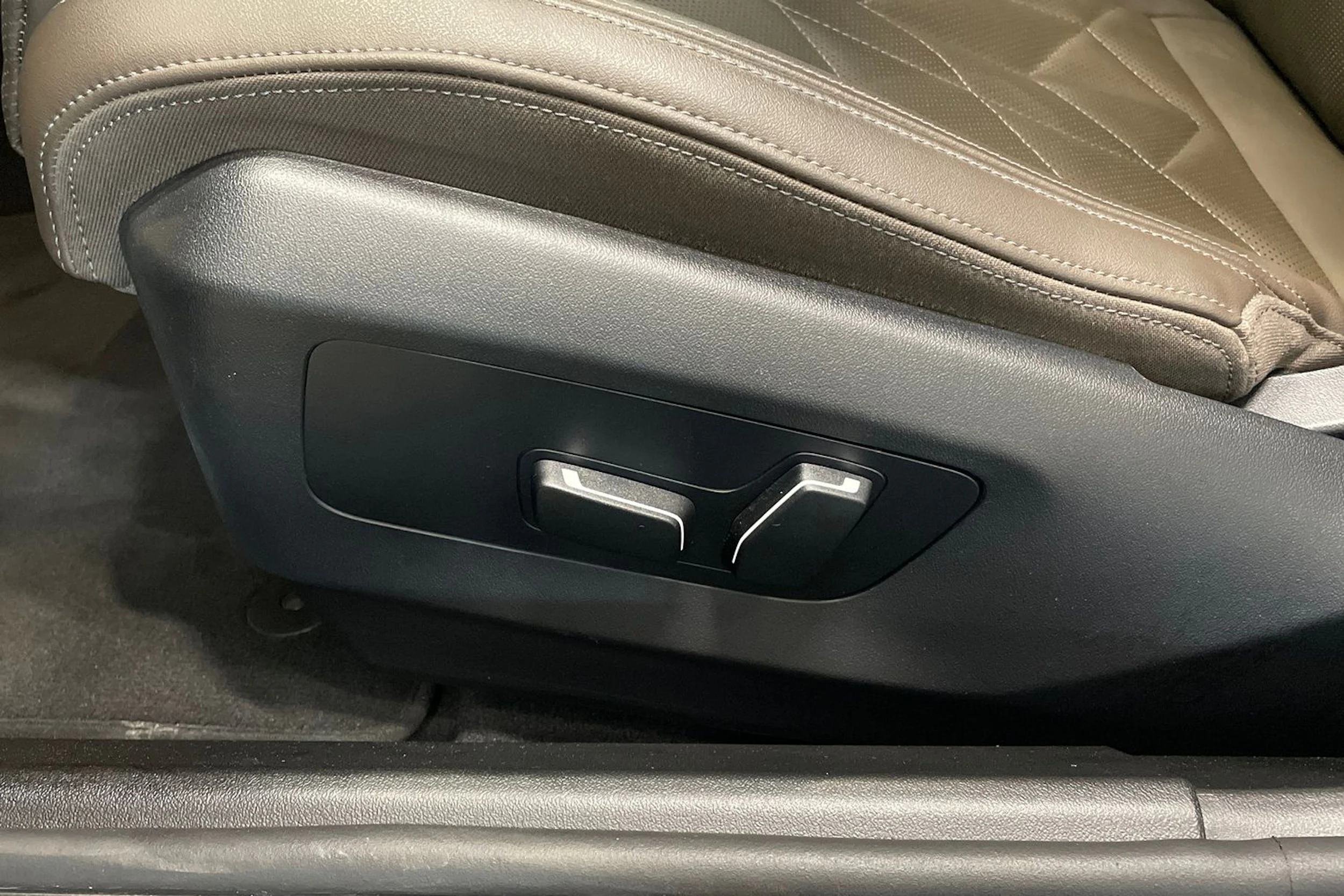 met. musta BMW i5 2024 kuva 12.