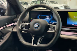 met. musta BMW i5 2024 kuva 13.