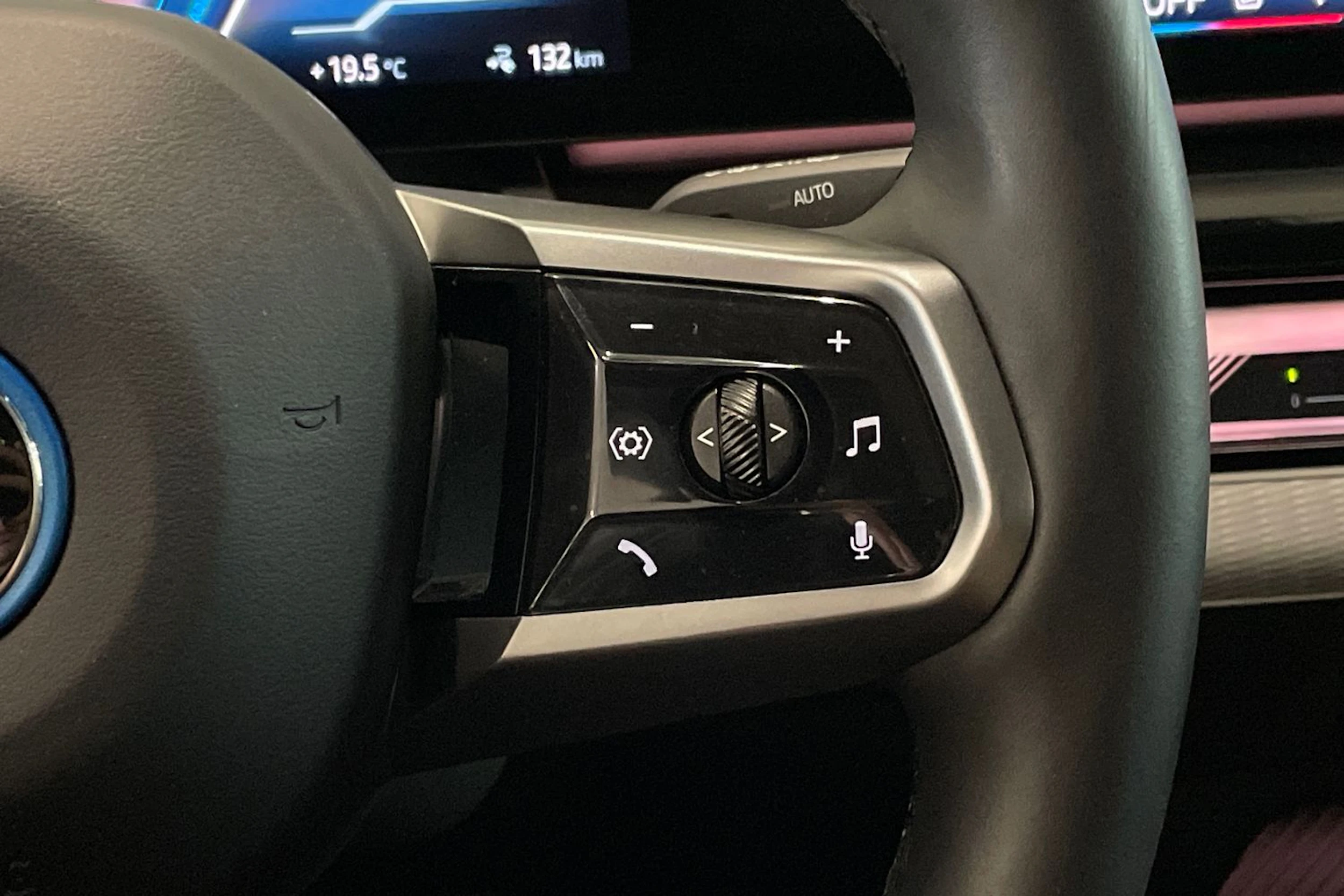 met. musta BMW i5 2024 kuva 15.