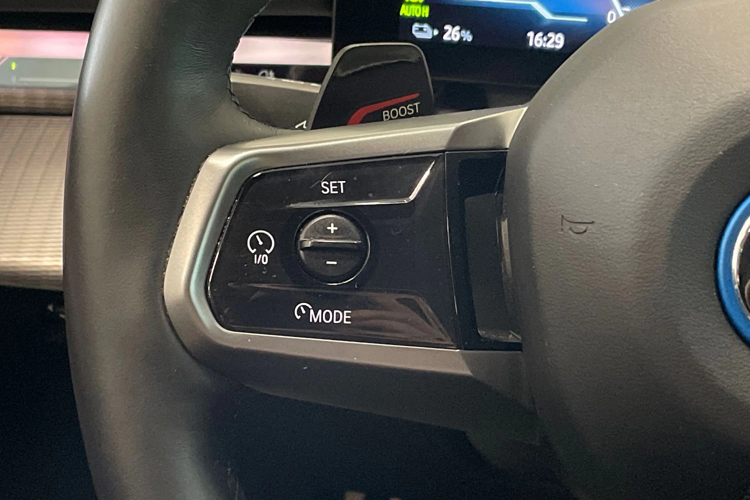 met. musta BMW i5 2024 kuva 16.