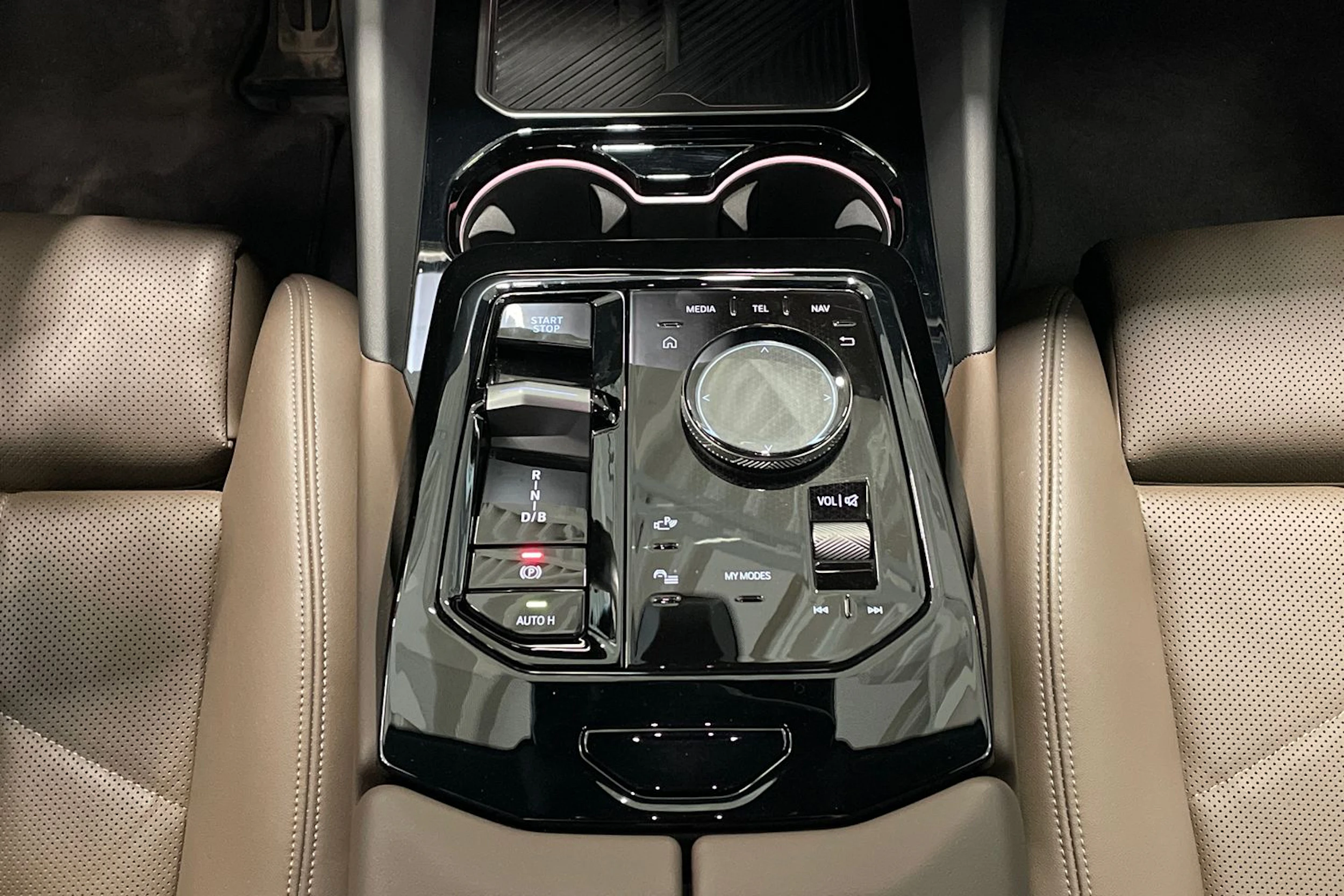met. musta BMW i5 2024 kuva 32.