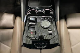 met. musta BMW i5 2024 kuva 32.