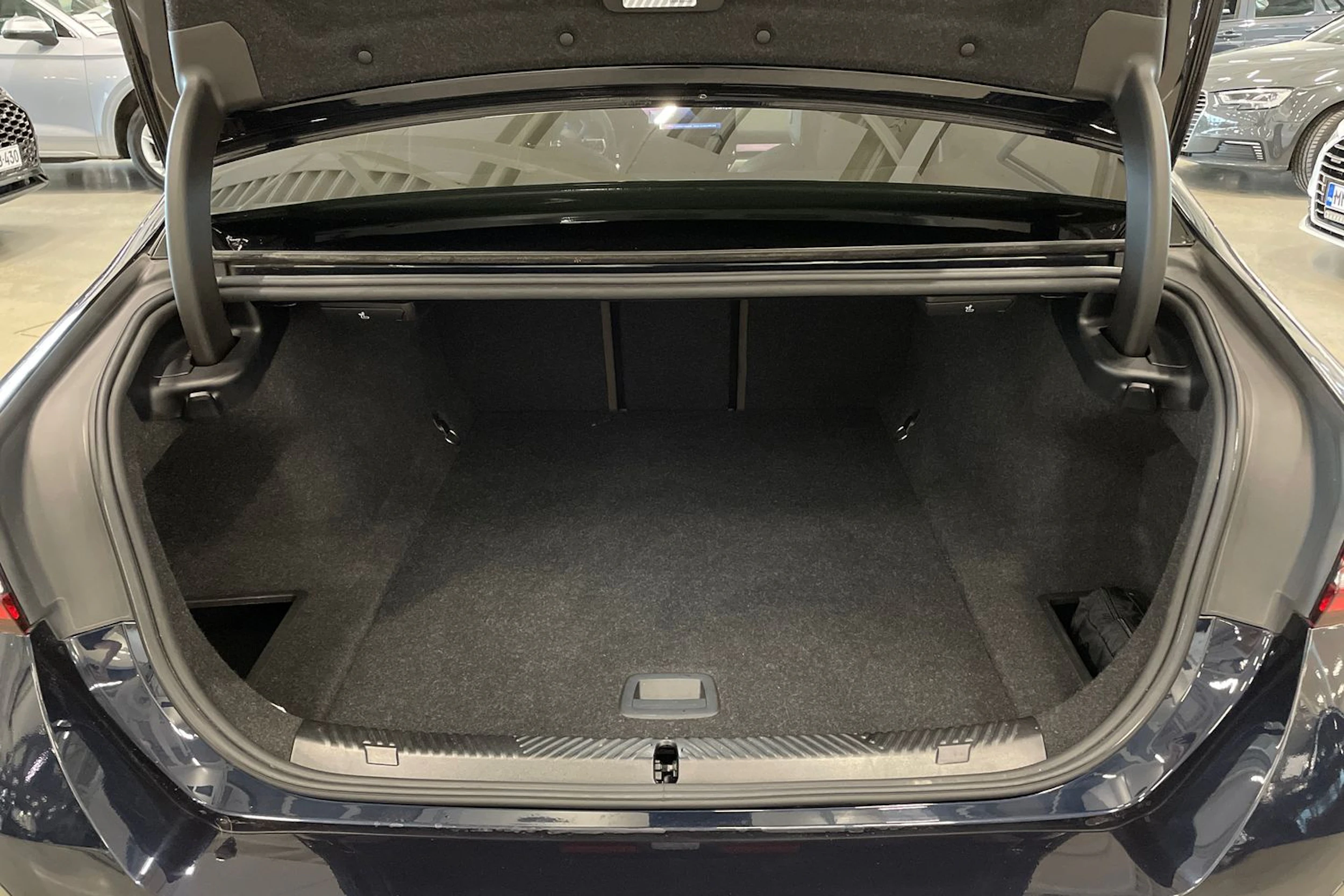 met. musta BMW i5 2024 kuva 36.