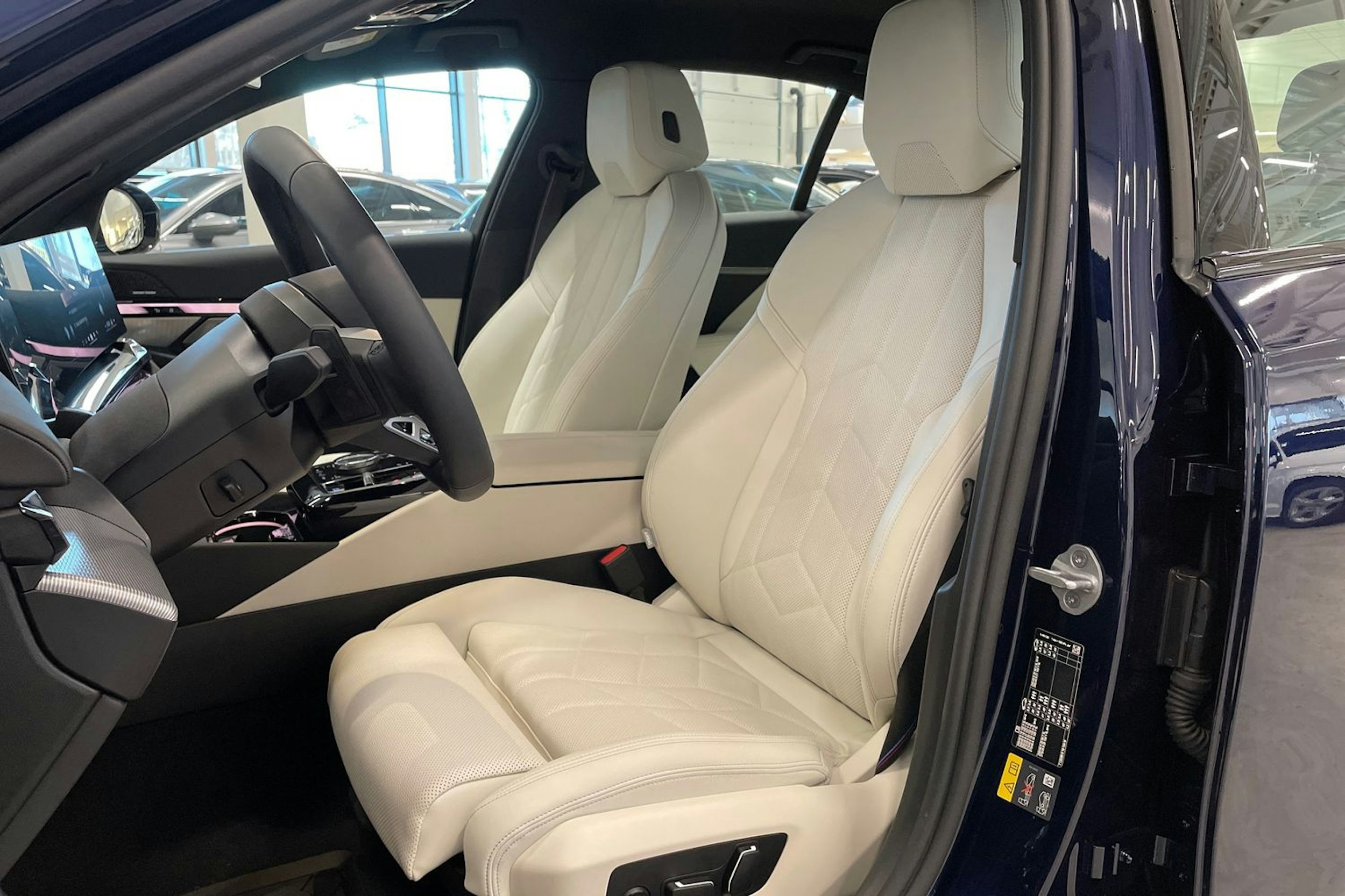 sininen BMW i5 2025 kuva 14.