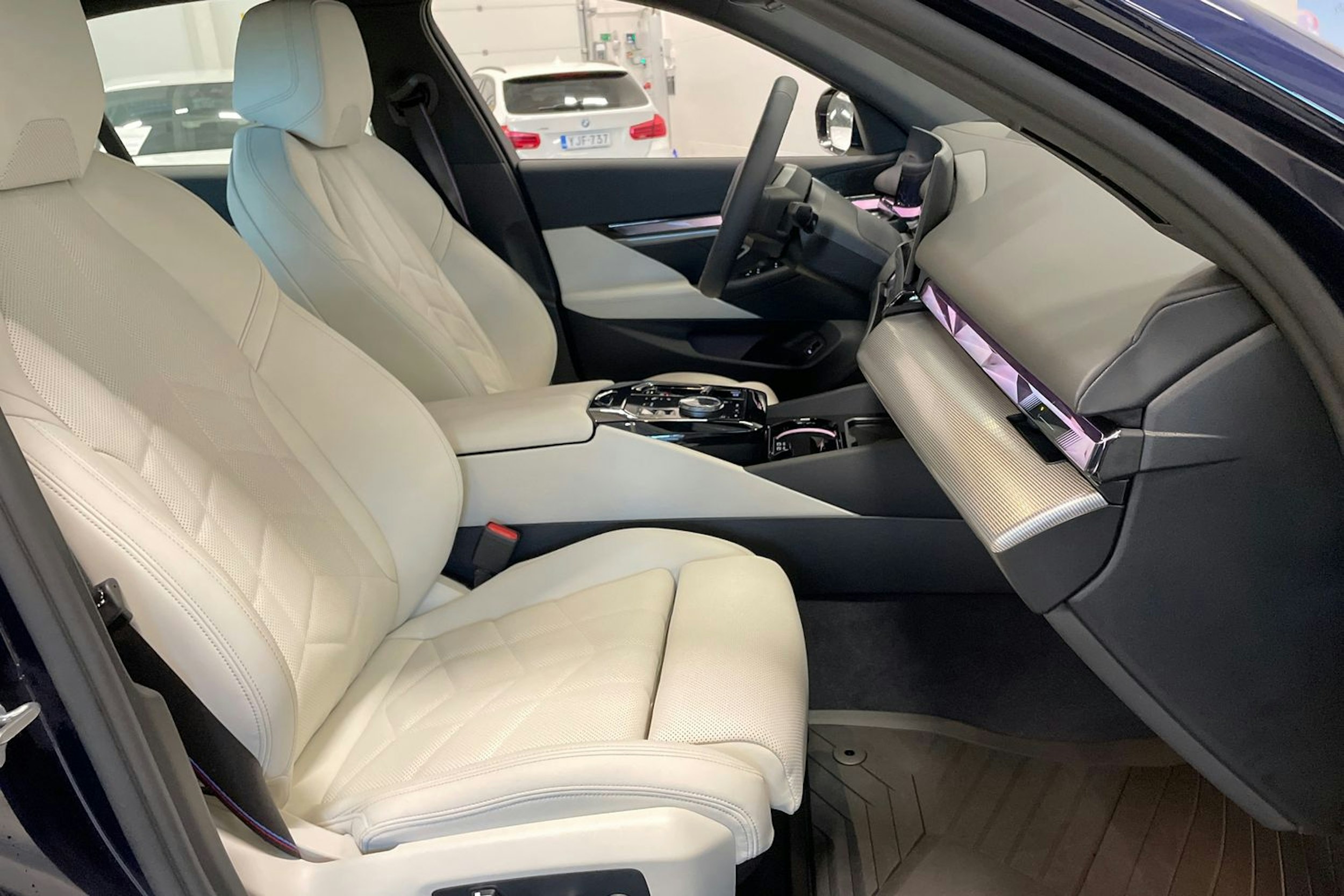 sininen BMW i5 2025 kuva 16.