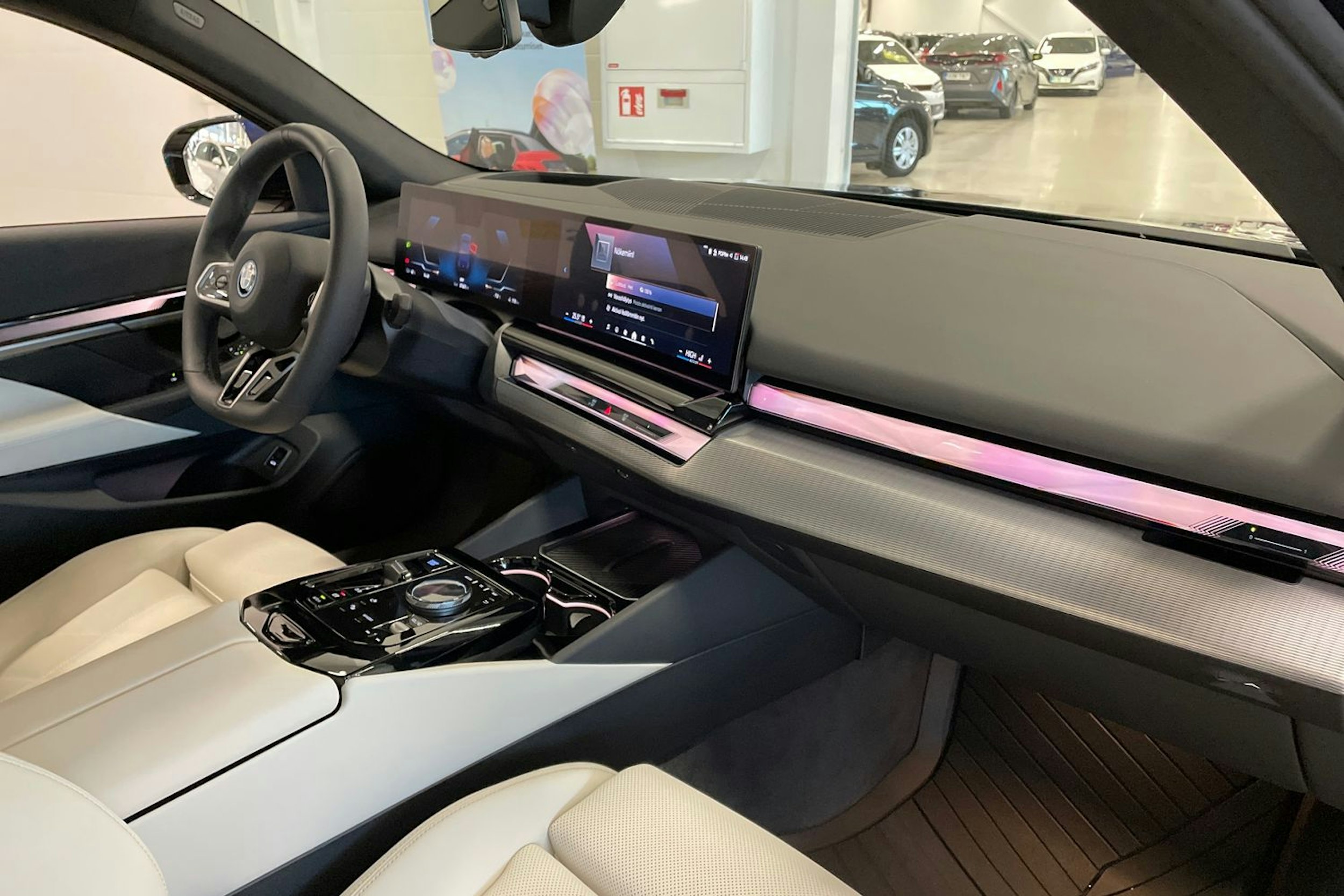 sininen BMW i5 2025 kuva 17.