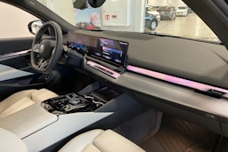 sininen BMW i5 2025 kuva 17.