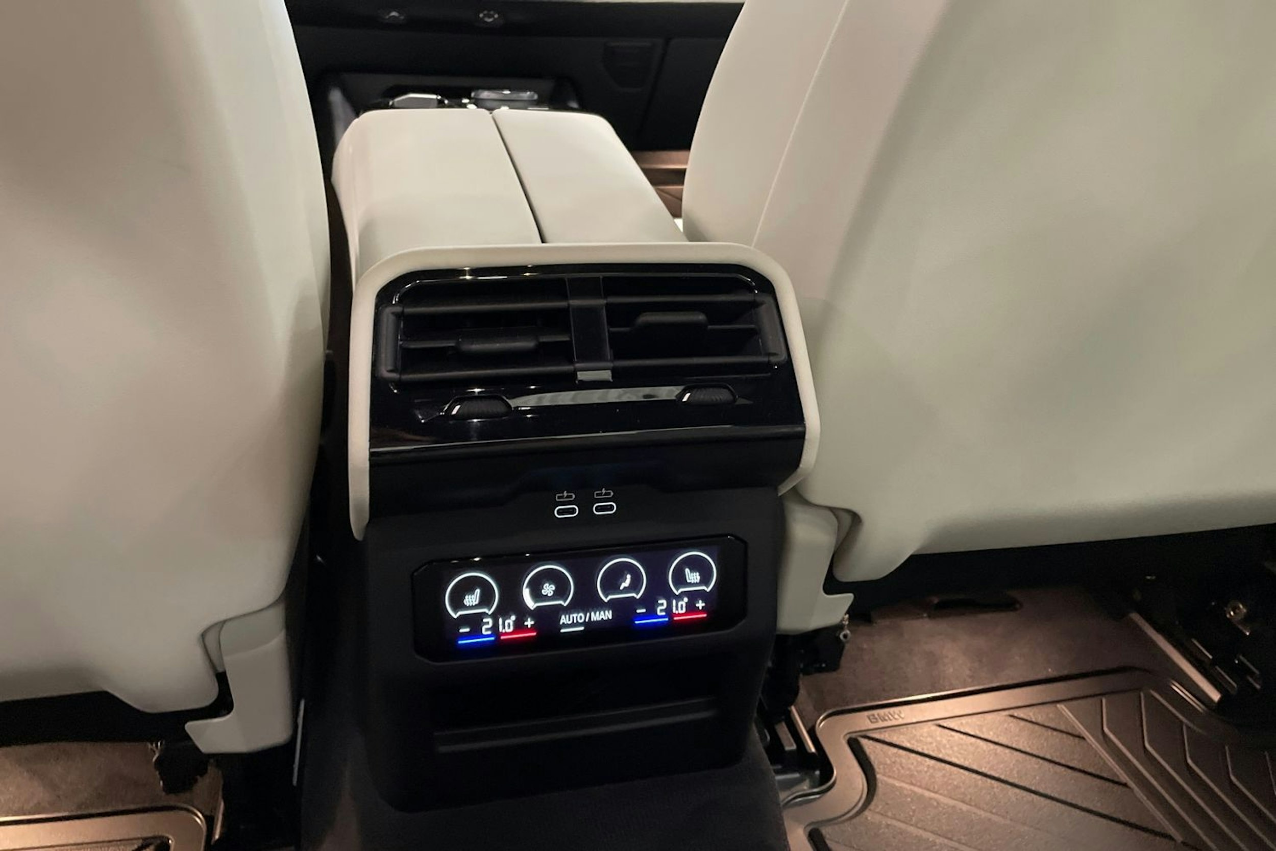 sininen BMW i5 2025 kuva 18.