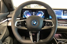 sininen BMW i5 2025 kuva 19.
