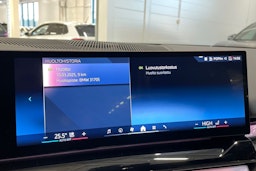 sininen BMW i5 2025 kuva 33.