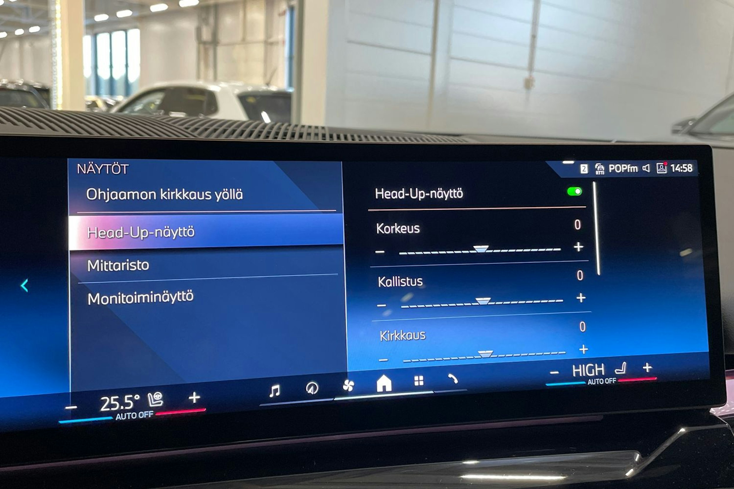 sininen BMW i5 2025 kuva 36.