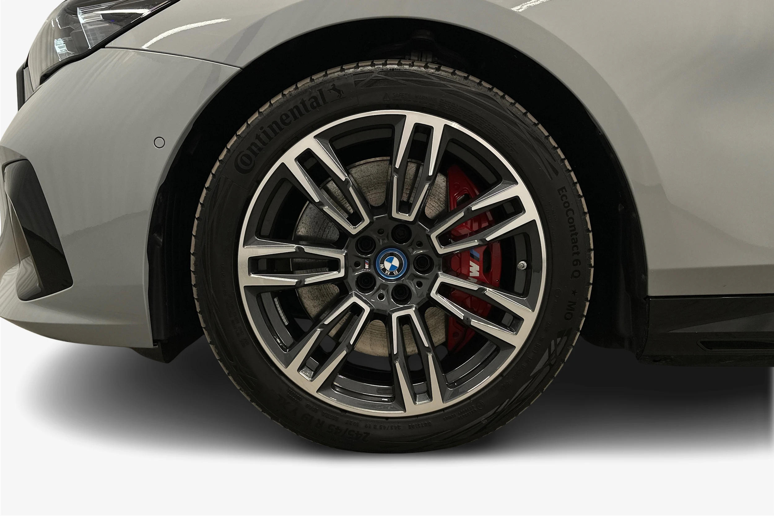 harmaa BMW i5 2025 kuva 9.
